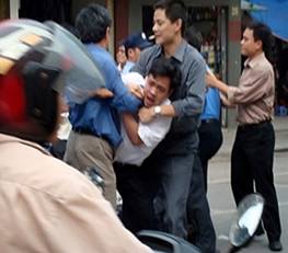 http://www.rfa.org/vietnamese/vietnam/chinh-tri/Vietnam_Govt_punishes_voices_against_china-05012008092436.html/NguyenTienNam_Hanoi_Police_310.jpg